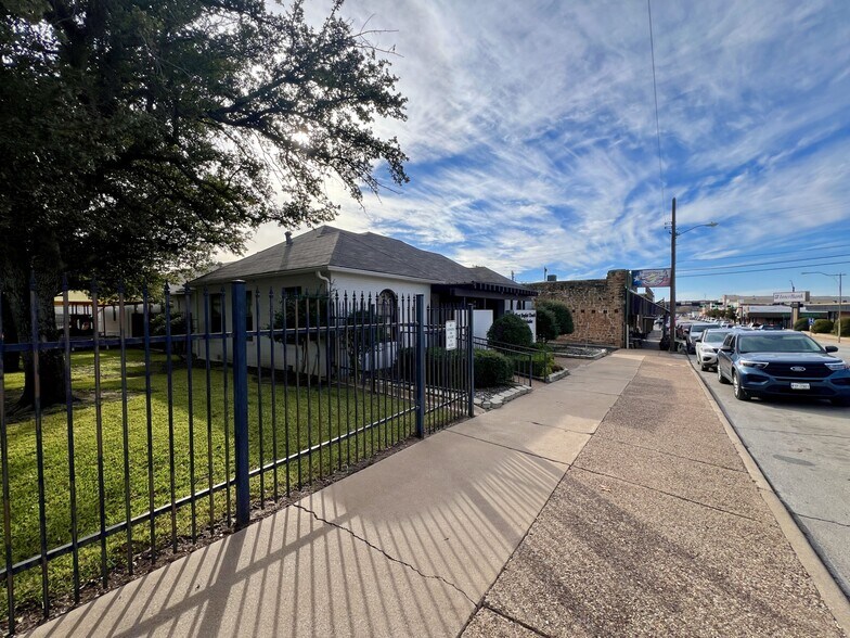 More Photos Of 620 4th St, Graham Office For Sale