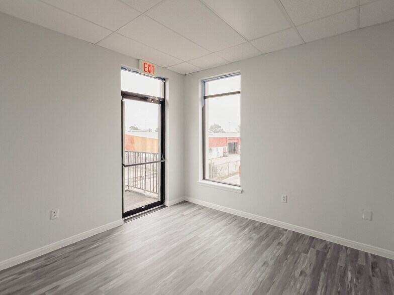 More Photos Of 5730 Centralcrest, Houston Warehouse For Lease