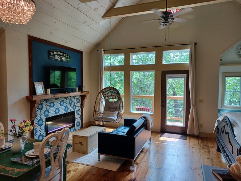 More Photos Of 70 Dogwood Rdg, Eureka Springs Hotel For Sale