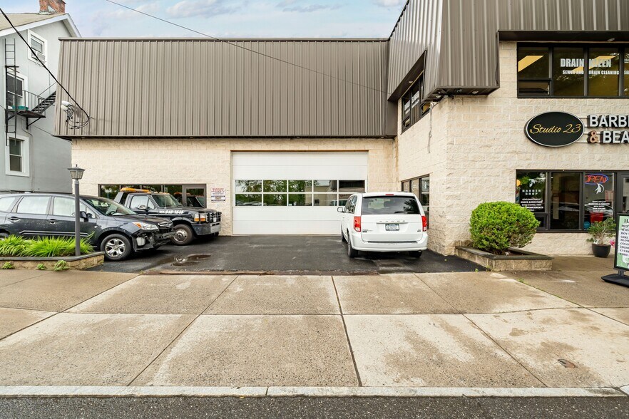 More Photos Of 57 Lake St, White Plains Auto Dealership For Lease