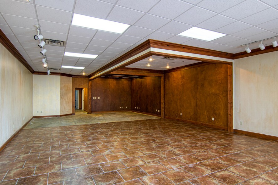 More Photos Of 1968 E Chestnut Expy, Springfield Office For Lease