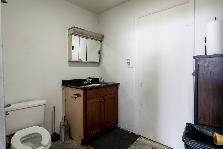 More Photos Of 727 1st Ave, Rockford Industrial For Sale
