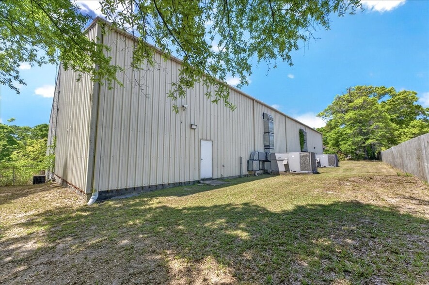 More Photos Of 100 Duggan Ave, Crestview Specialty For Sale