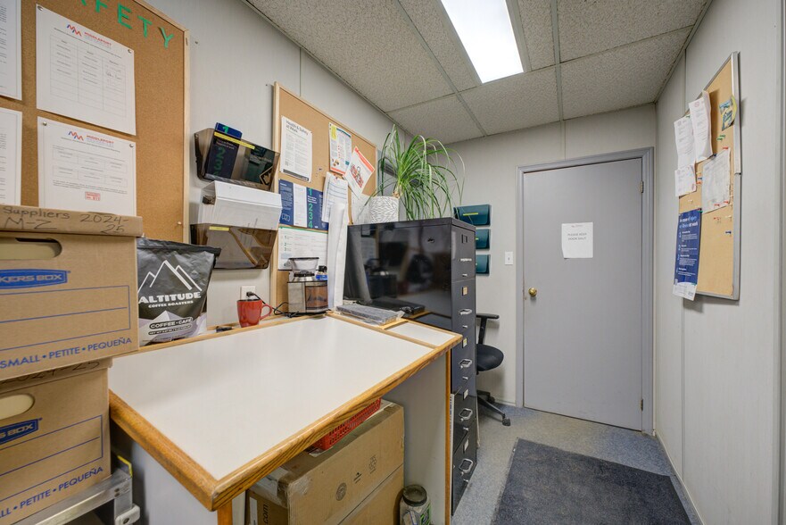 More Photos Of 114 Easton Rd, Brantford Industrial For Sale