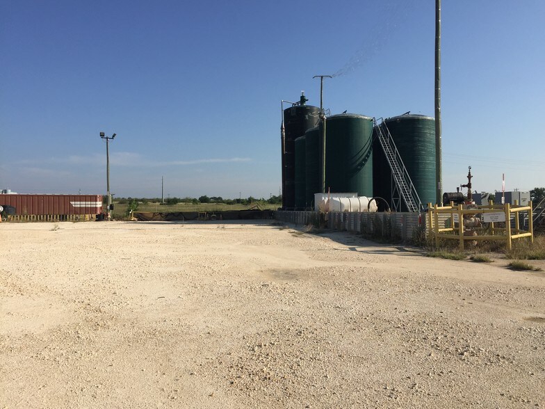 More Photos Of 6750 W 67 Hwy, Cleburne Warehouse For Lease