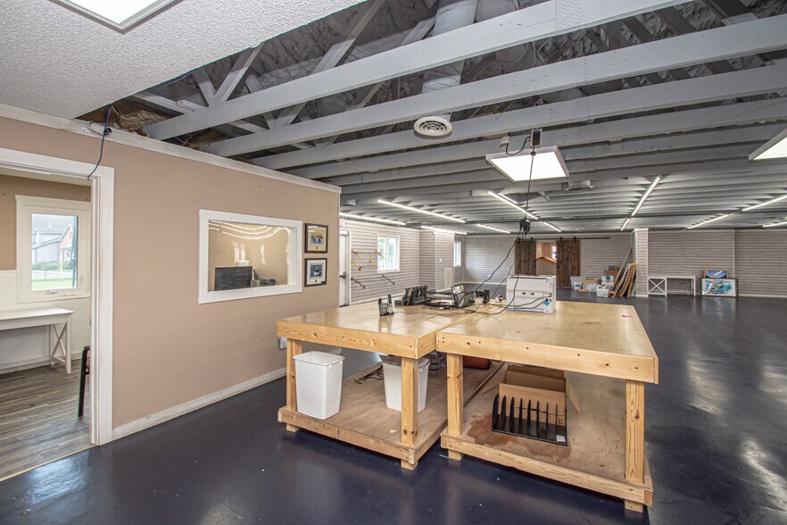 More Photos Of 1908 N Lakeman Dr, Bellbrook Storefront Retail Office For Sale