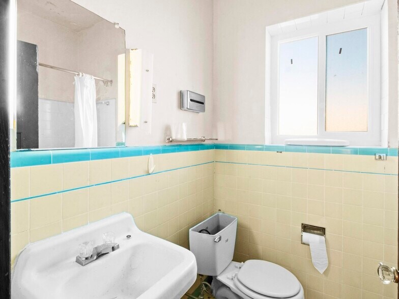 More Photos Of 905 W Spruce St, Rawlins Hotel For Sale