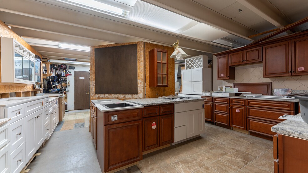 More Photos Of 19850 Houston Rd, Lebanon Showroom For Sale