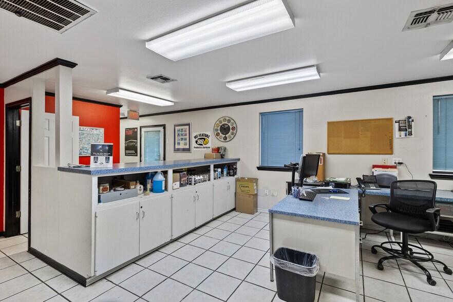 More Photos Of 955 W Kingsbury St, Seguin Auto Repair For Sale