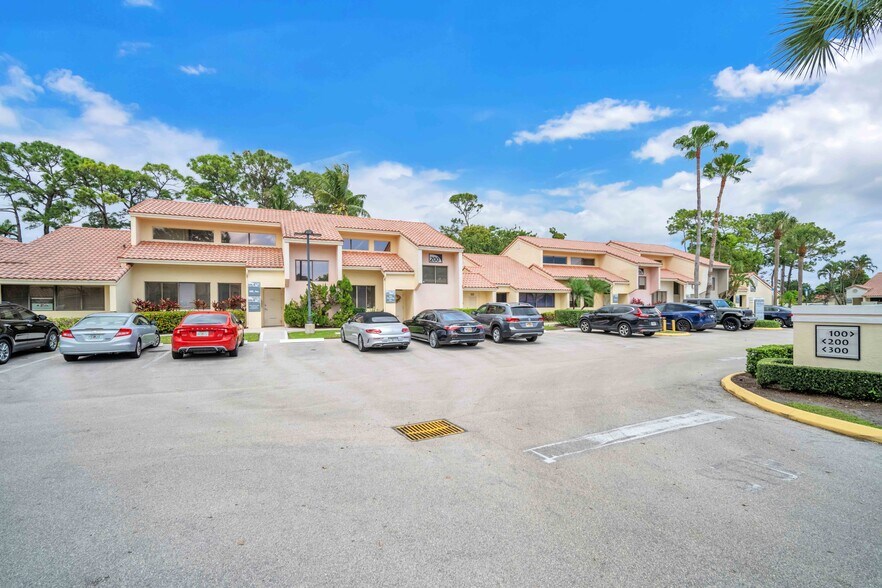 More Photos Of 2499 Glades Rd, Boca Raton Office For Lease
