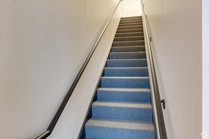 More Photos Of 2220 Ferry Rd, Naperville Showroom For Sale