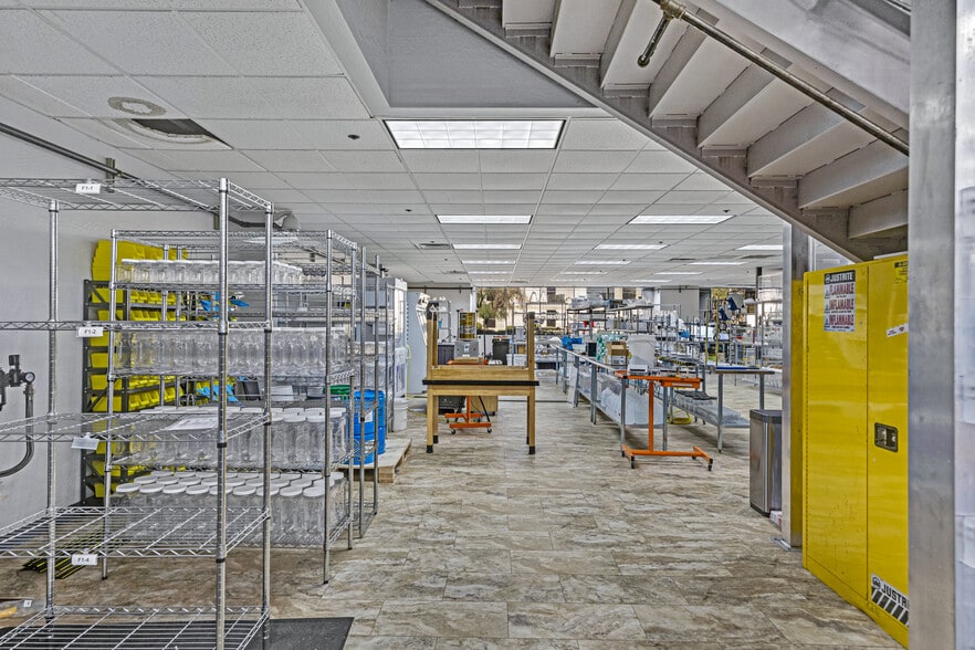 More Photos Of 7543 E Tierra Buena Ln, Scottsdale Distribution For Lease