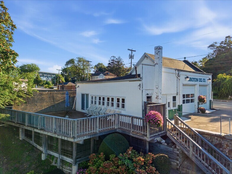More Photos Of 53 Thames St, Groton Marina For Sale