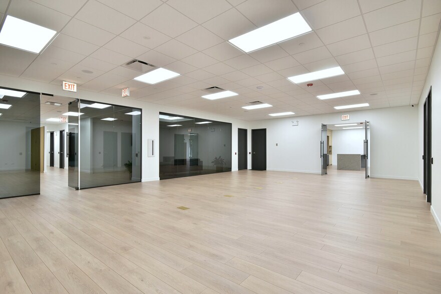 More Photos Of 6363 W 73rd St, Bedford Park Manufacturing For Lease