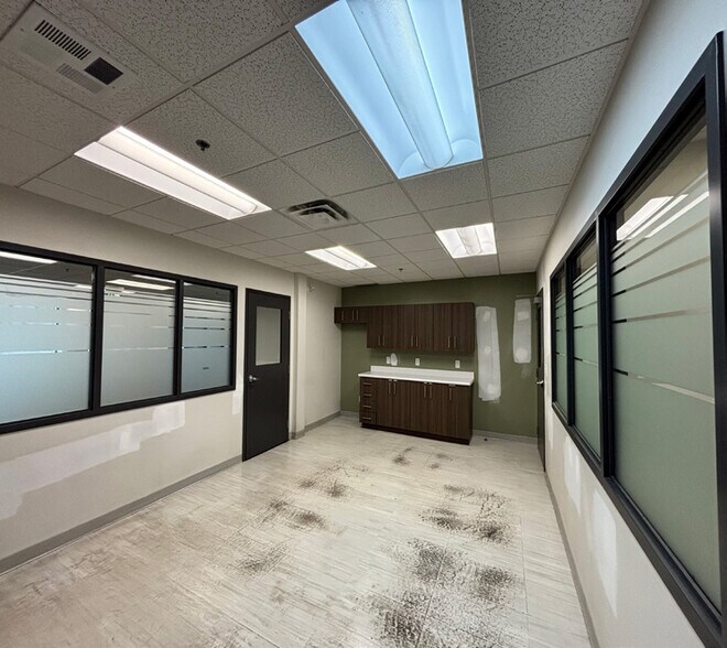 More Photos Of 405 Britannia Rd E, Mississauga Light Distribution For Lease