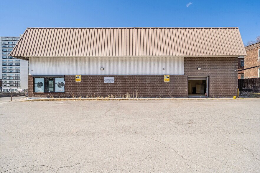 More Photos Of 5805 Boul Décarie, Montréal General Retail For Lease