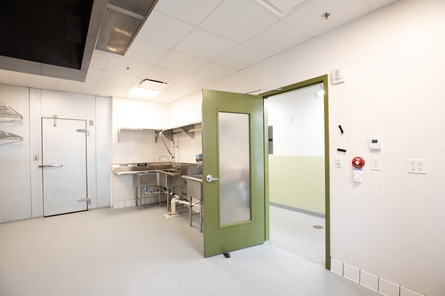 More Photos Of 1600 Campbell St, Kansas City General Retail For Lease