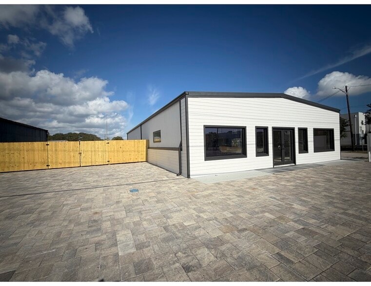 More Photos Of 1030 Aurora Road, Melbourne Warehouse For Lease