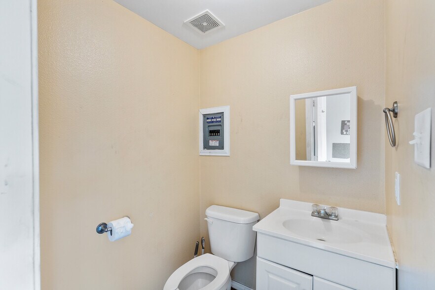 More Photos Of 2565 Lee Turner Rd, Cleveland Manufacturing For Sale