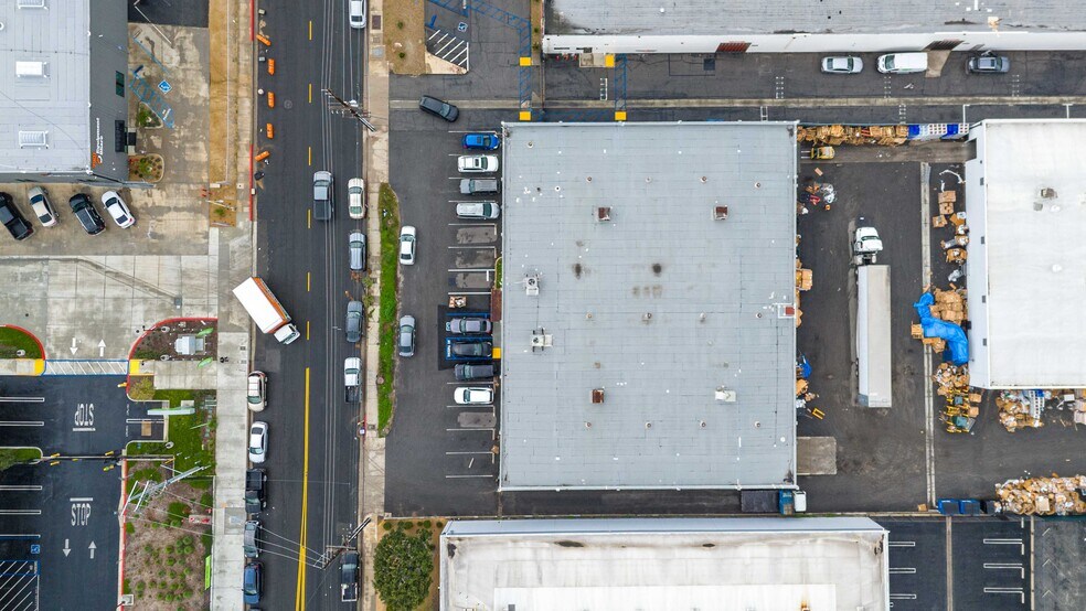 More Photos Of 7886 Deering Ave, Canoga Park Manufacturing For Lease