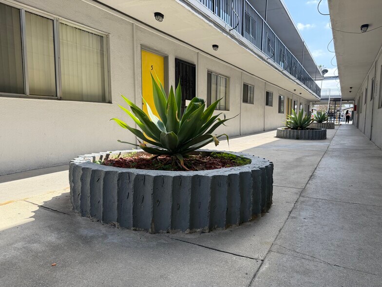 More Photos Of 1075 W 39th St, Los Angeles Apartments For Sale