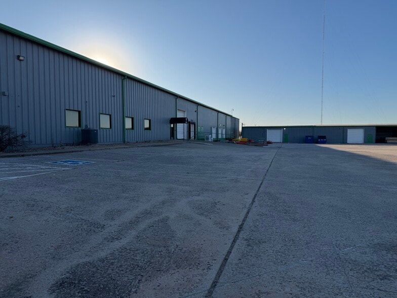 More Photos Of 8009 S I 35 Service Rd, Oklahoma City Manufacturing For Lease