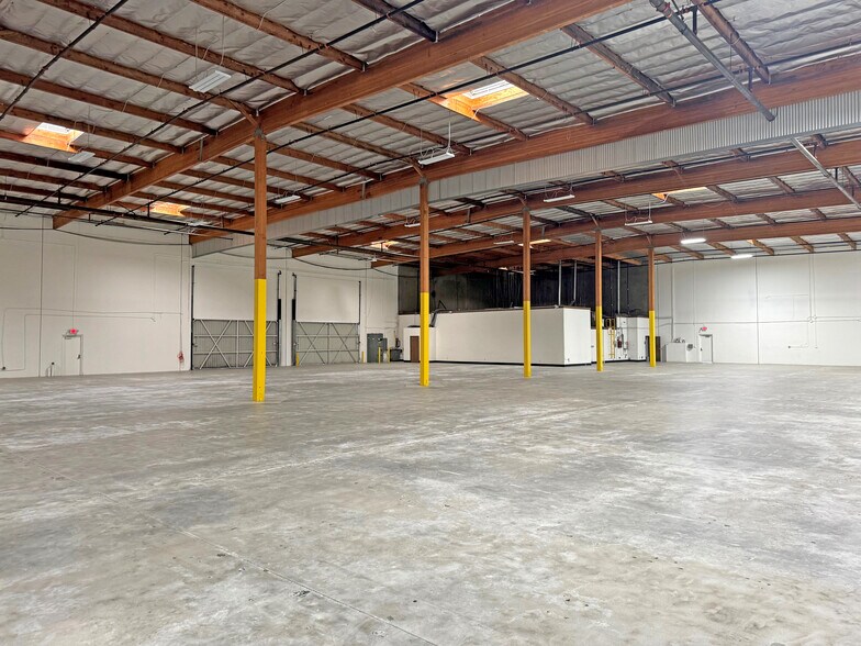 More Photos Of 5530-5554 Bandini Blvd, Bell Manufacturing For Lease