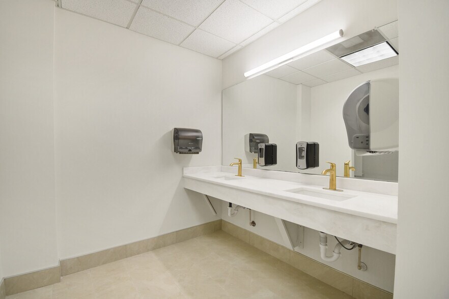 More Photos Of 9512 Sunbeam Center Dr, Jacksonville Office For Lease