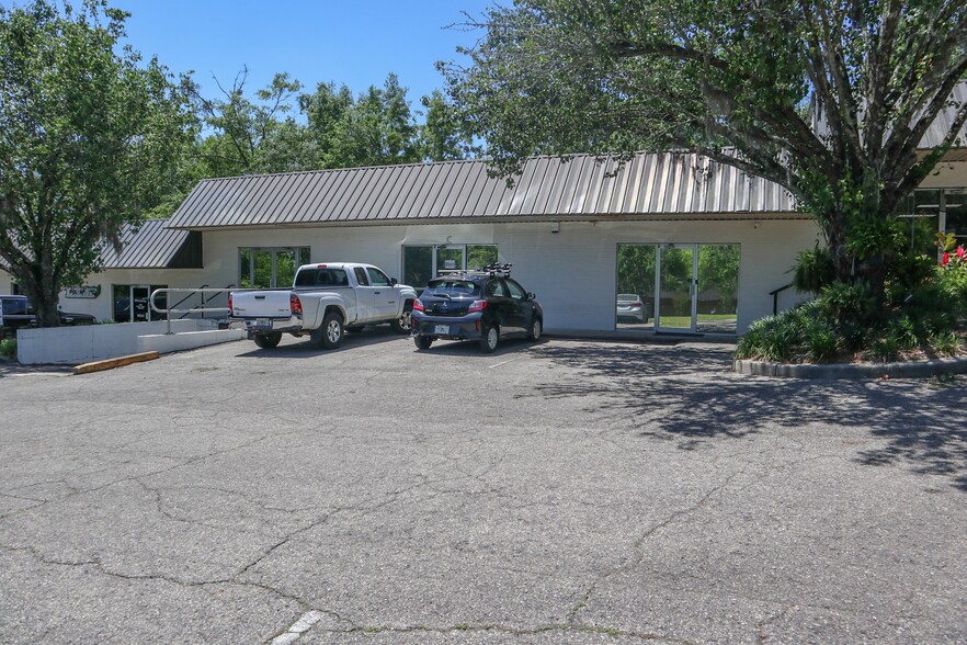 More Photos Of 3360 Raymond Diehl Bus Lane Rd, Tallahassee Showroom For Lease