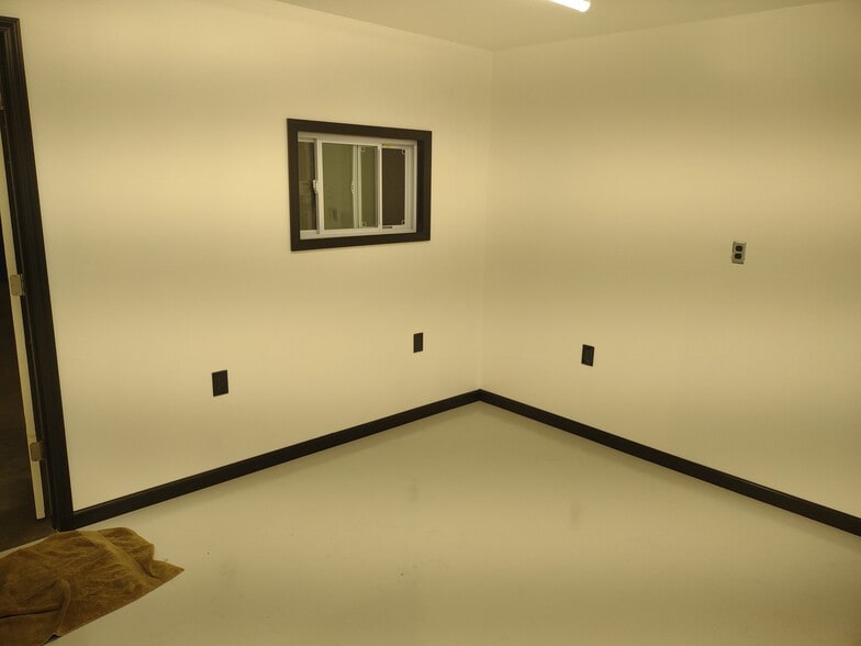 More Photos Of 200 Lake Ave, Hamburg Light Distribution For Sale