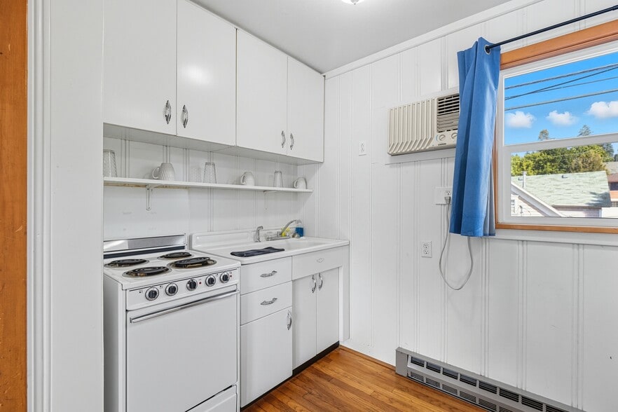 More Photos Of 615 S Main St, Colfax Hotel For Sale