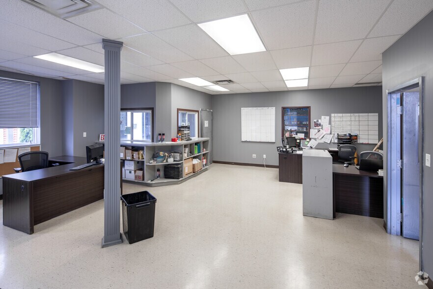 More Photos Of 921 Keyes Dr, Woodstock Warehouse For Lease