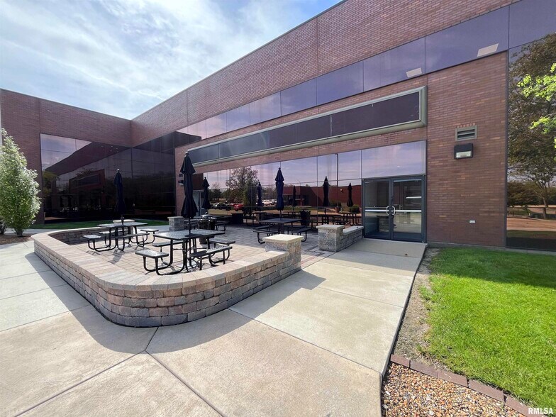 More Photos Of 7707 N Knoxville Ave, Peoria Office For Lease