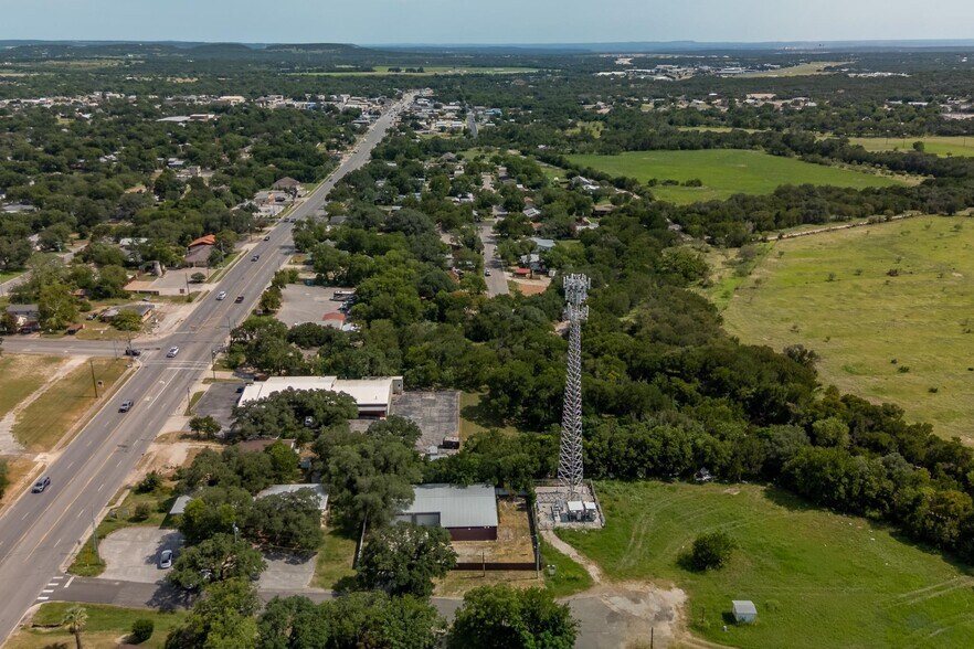 More Photos Of 201 W 9th St, Burnet Warehouse For Lease