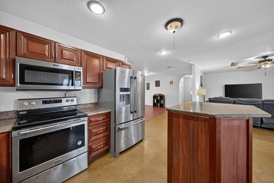 More Photos Of 4044 W FM 476, Poteet Flex For Sale