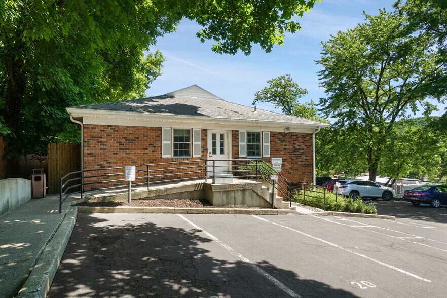 More Photos Of 160 N State Rd, Briarcliff Manor Village Medical For Lease