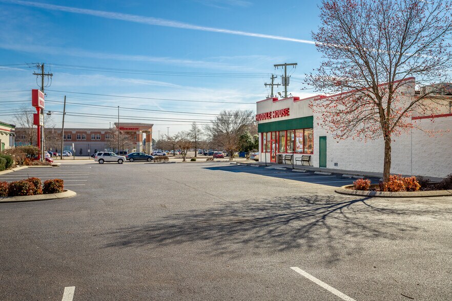 More Photos Of 5611 Brainerd Rd, Chattanooga Restaurant For Sale