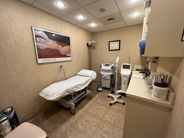 More Photos Of 2 1/2 Dearfield Dr, Greenwich Medical For Lease