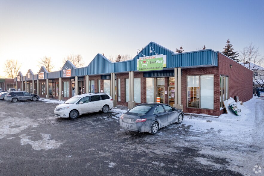 Primary Photo Of 3040-3058 Ch De La Rivière-Cachée, Boisbriand Storefront For Lease