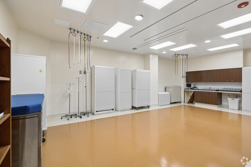 More Photos Of 5000 Commerce Dr, Bakersfield Medical For Sale