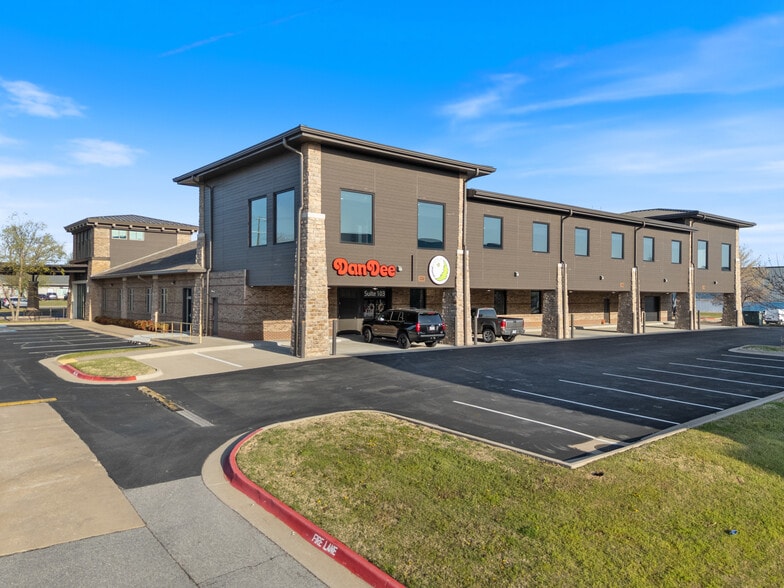 More Photos Of 2701 SE J St, Bentonville Office For Lease