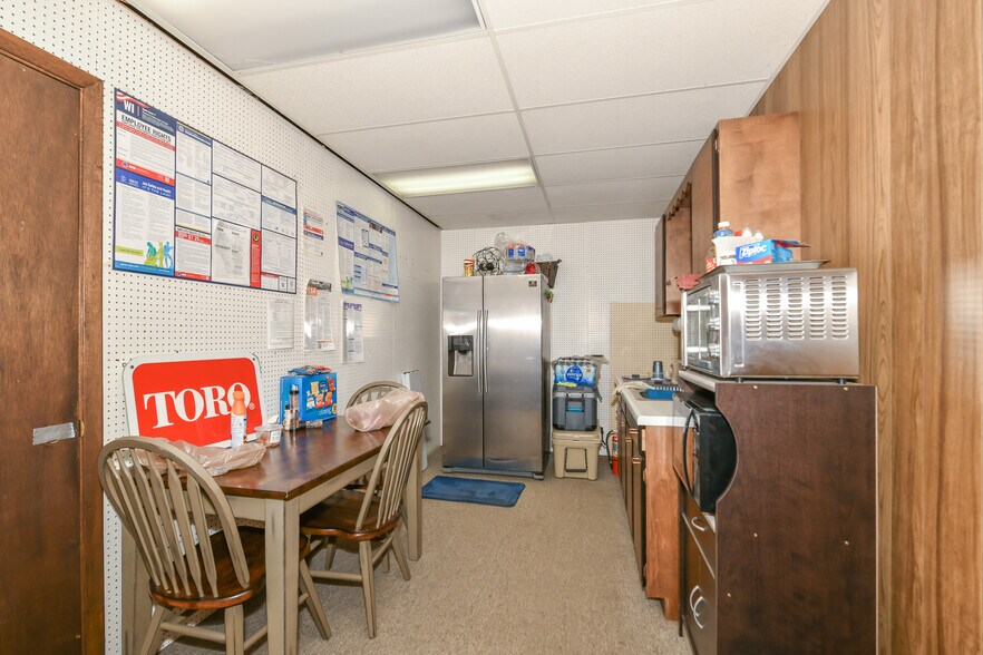 More Photos Of 29131 Evergreen Dr, Waterford Freestanding For Sale