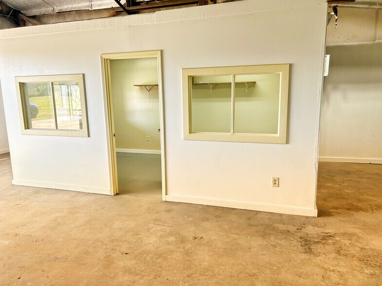 More Photos Of 27888 Highway 6, Sardis Warehouse For Lease