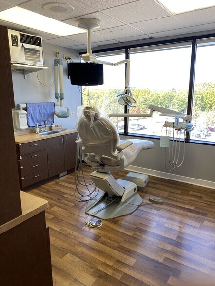 More Photos Of 1585 N Barrington Rd, Hoffman Estates Medical For Sale