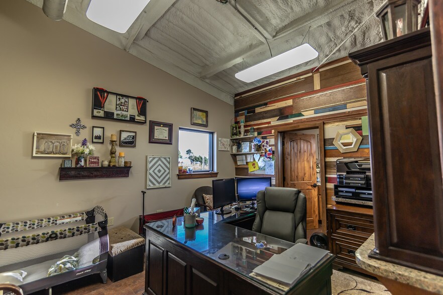 More Photos Of 1520 E Eagle Rd, Weatherford Light Manufacturing For Sale