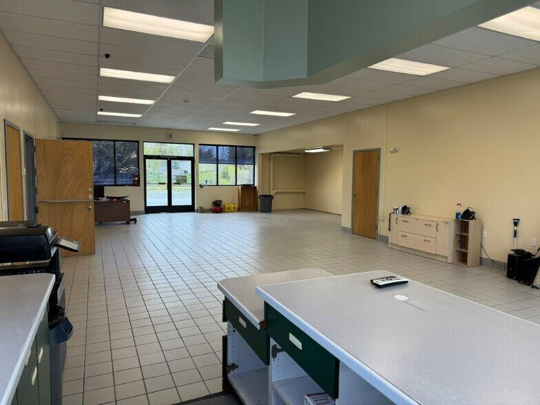 More Photos Of 44152 Sterling Hwy, Soldotna General Retail For Sale