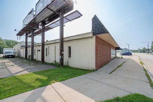 More Photos Of 1006 Velp Ave, Green Bay Freestanding For Sale