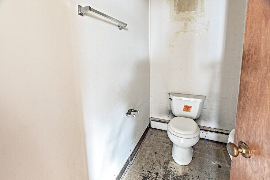 More Photos Of 16 S Maryland Ave, Wilmington General Retail For Sale