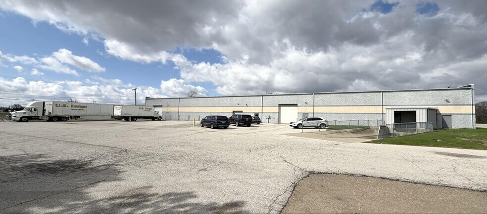 More Photos Of 6969 Commodore Dr, Walbridge Distribution For Lease