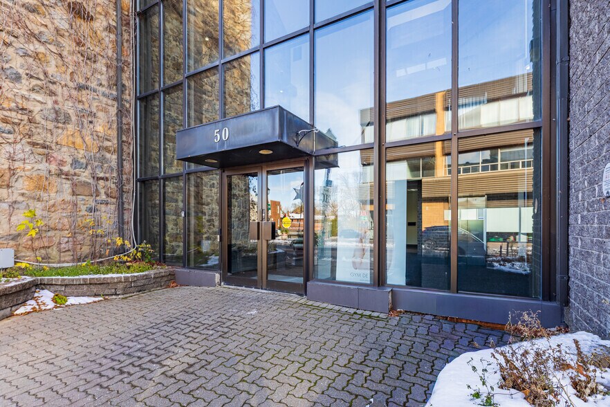 More Photos Of 50 Rue Saint-Charles O, Longueuil Medical For Lease